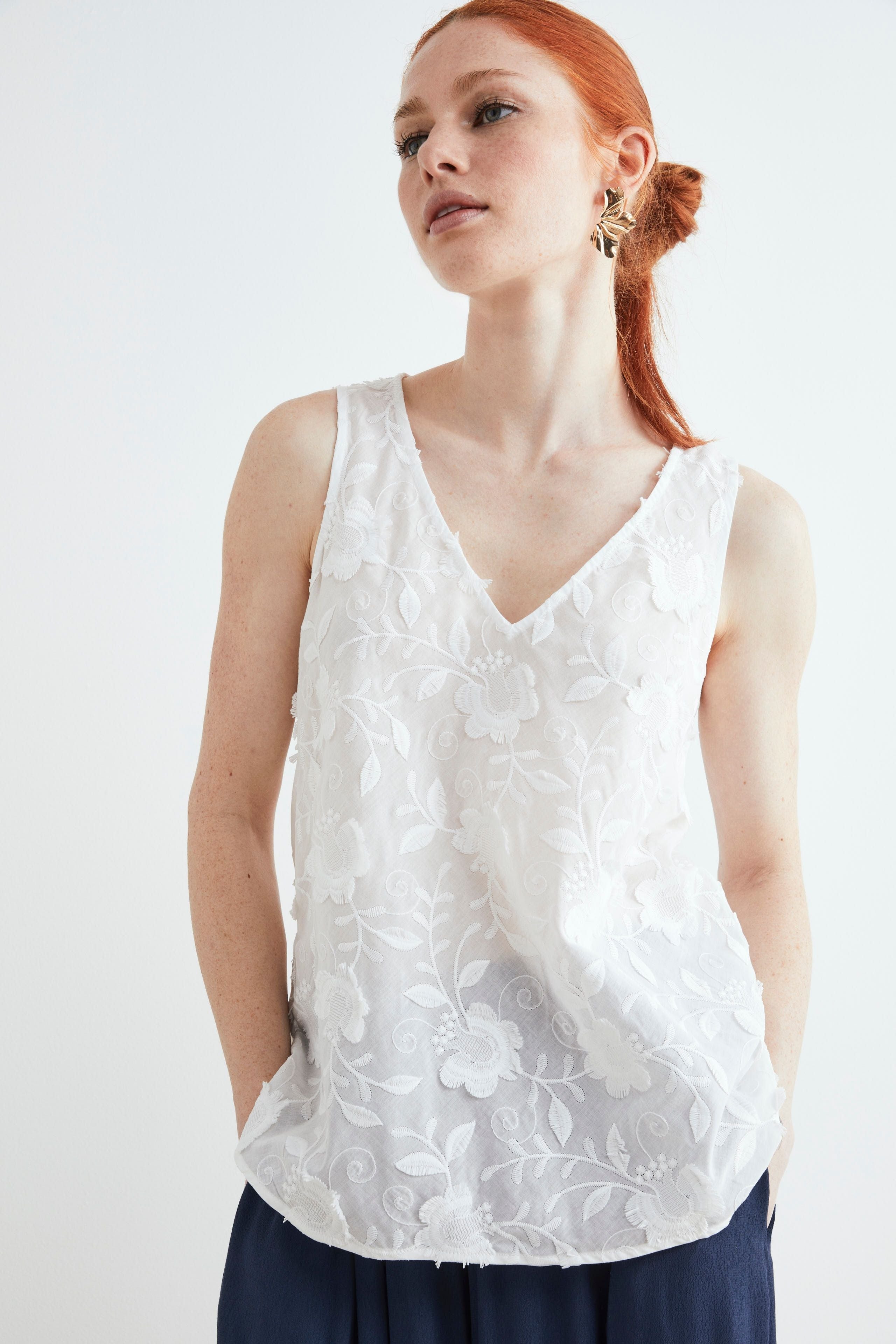 Sleeveless lace top - WHITE