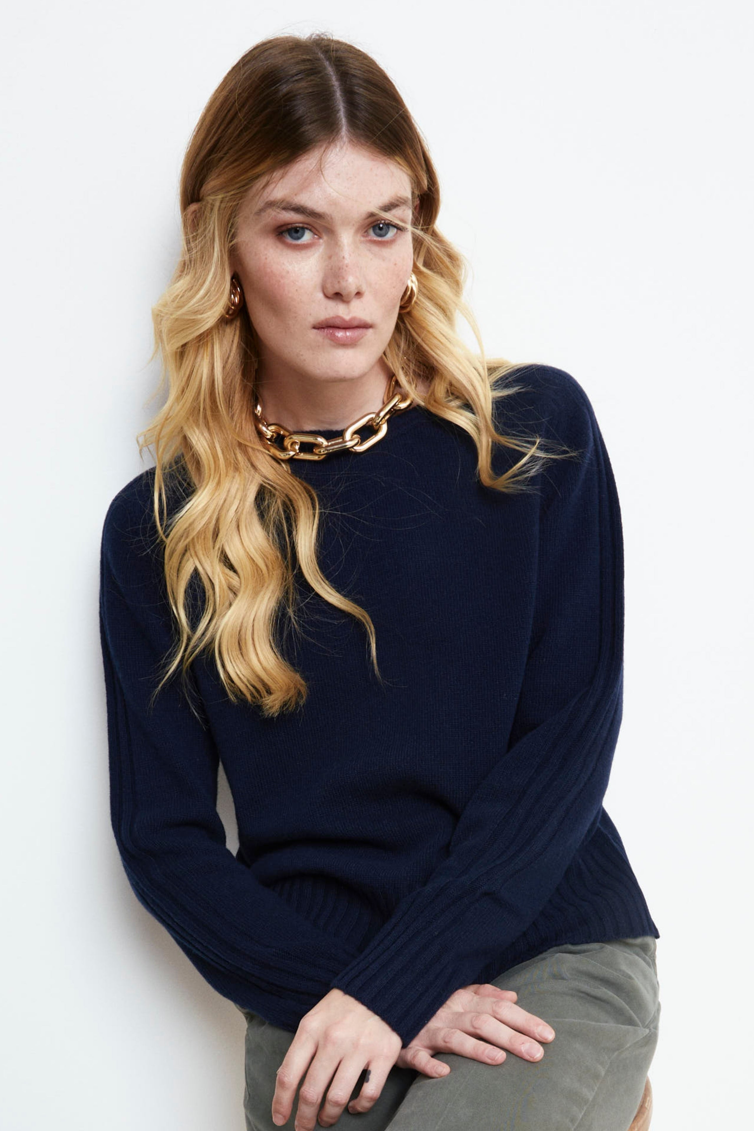 Wool and cashmere sweater with boat neckline - BLUE