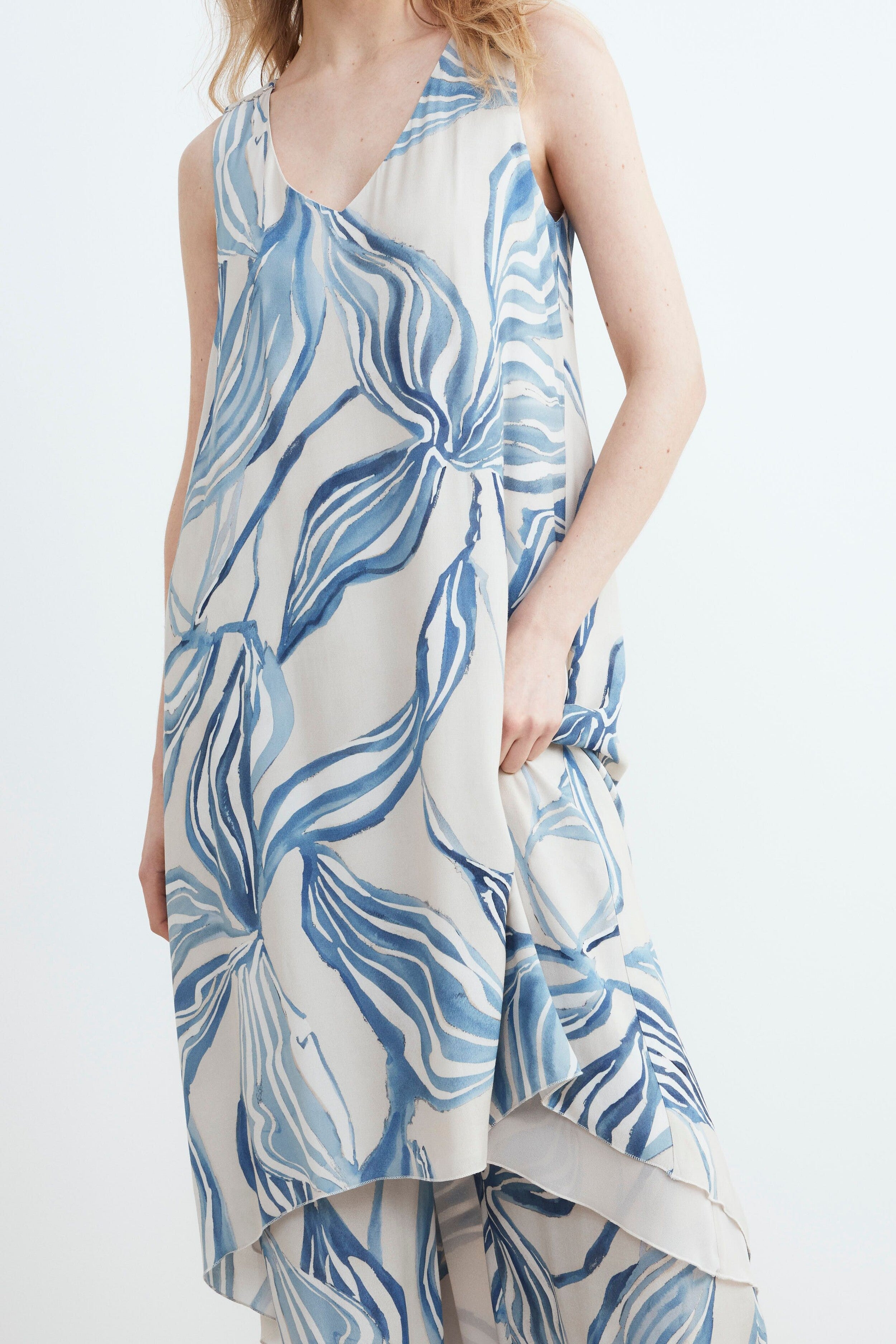 Sleeveless floral dress - Light blue pattern