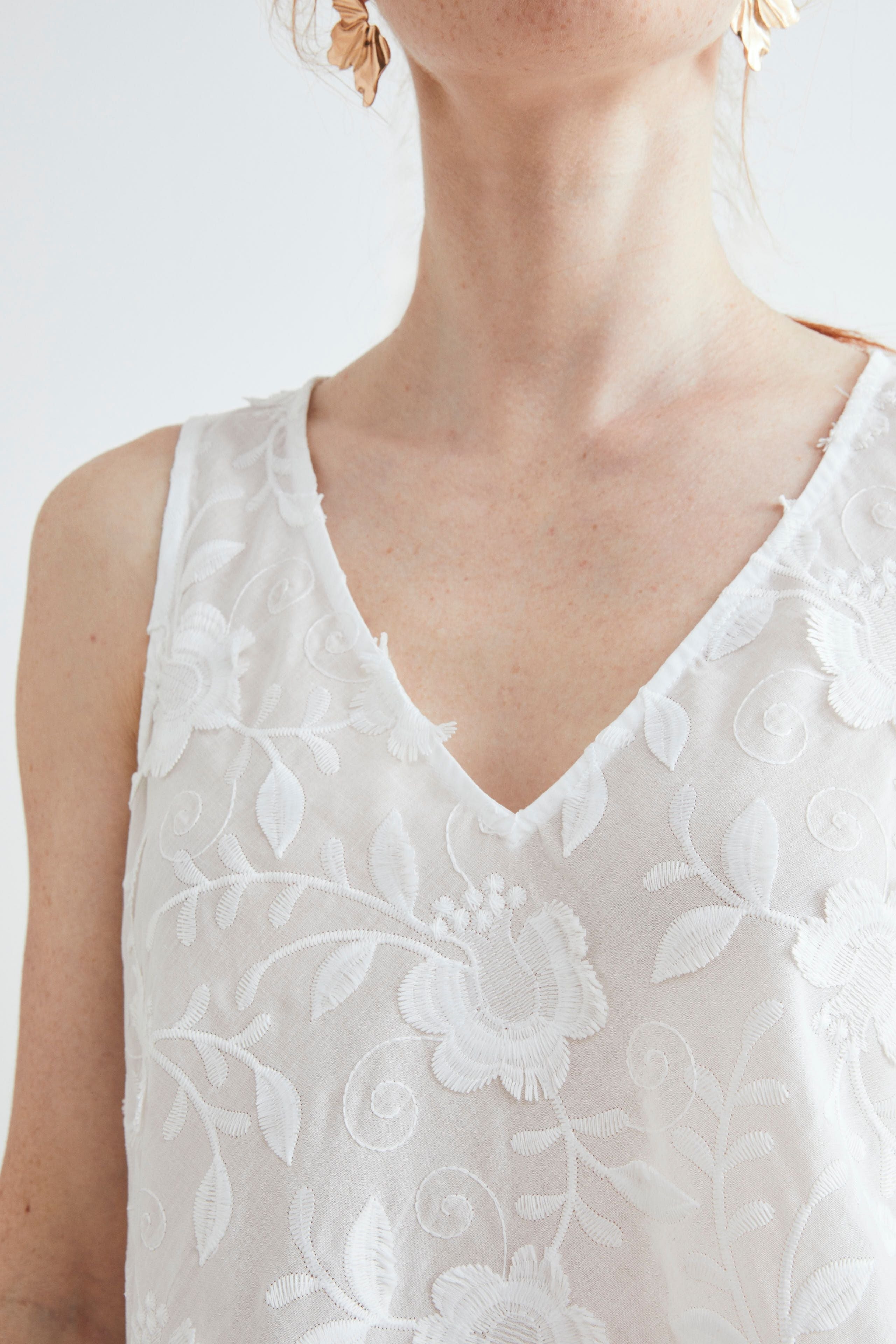 Sleeveless lace top - WHITE
