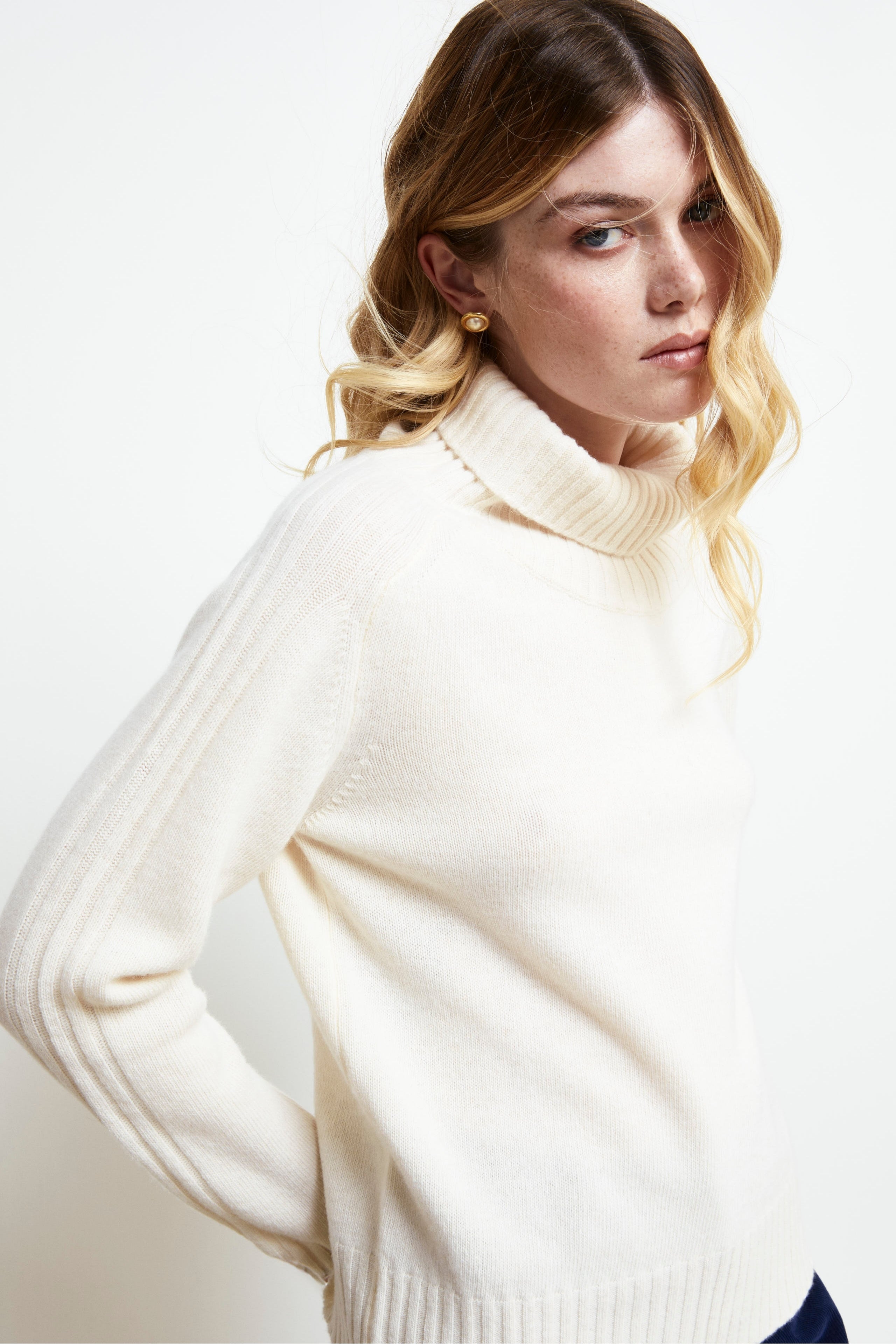 Raglan Turtleneck in Wool and Cashmere - Cream white