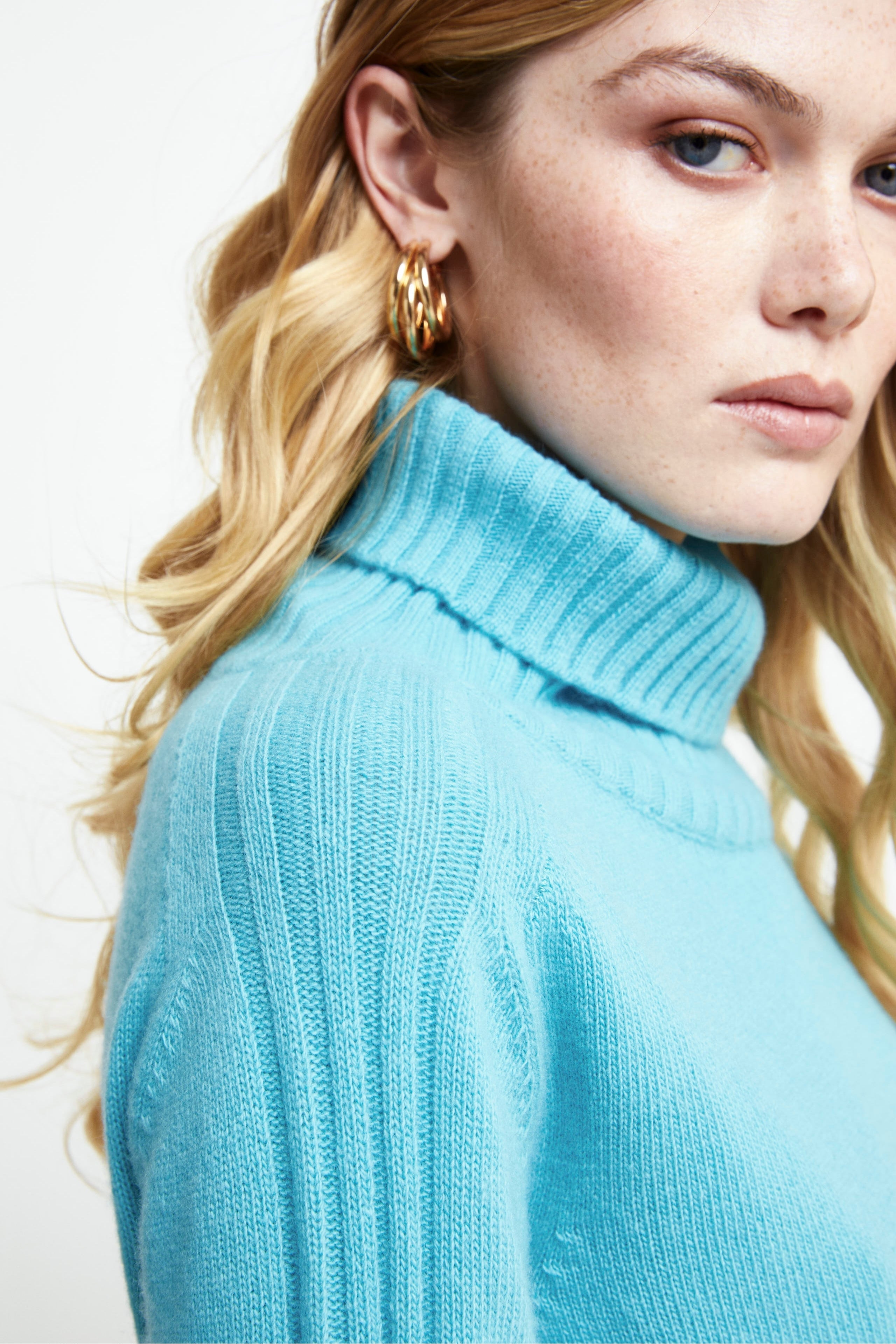 Raglan Turtleneck in Wool and Cashmere - aquamarine