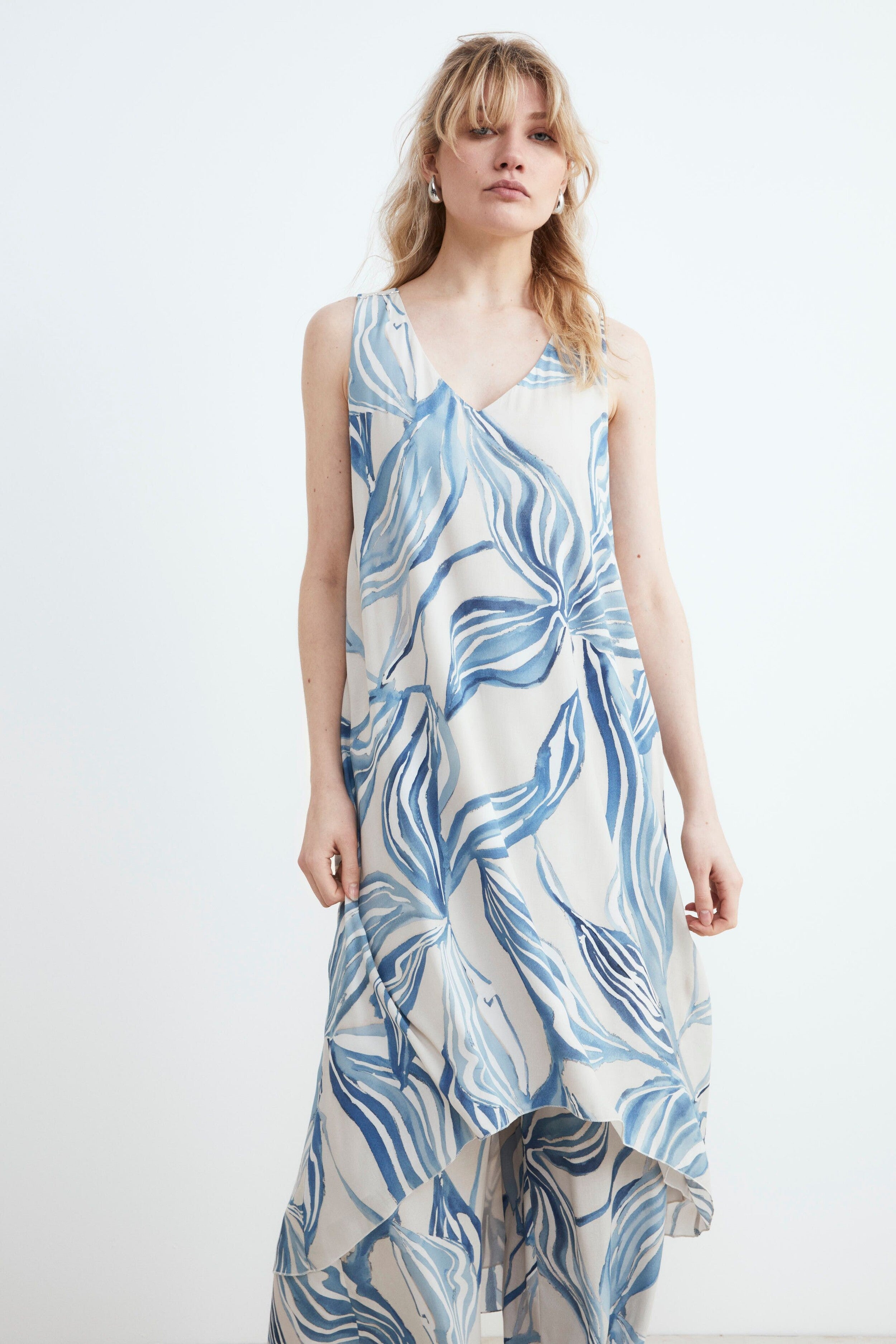Sleeveless floral dress - Light blue pattern