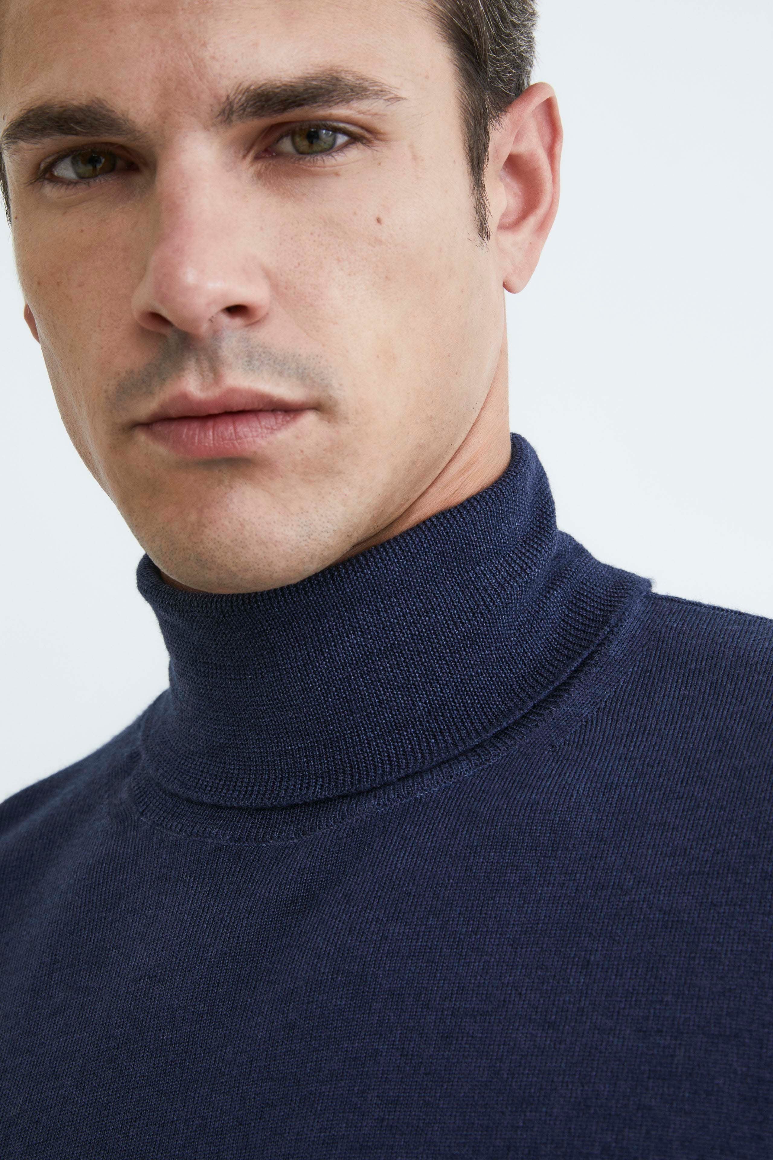 Rollkragenpullover aus Merinowolle - BLAUE MARINE