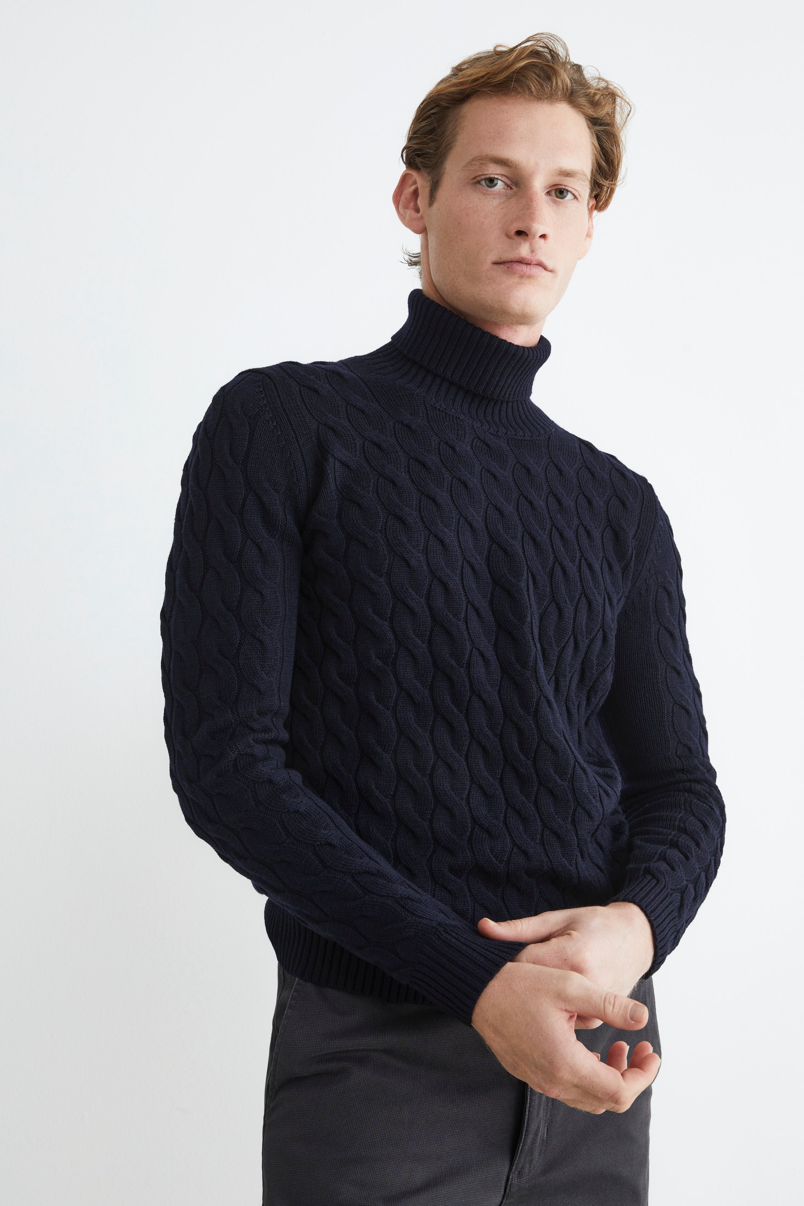  Gerippter Rollkragenpullover mit Zopfmuster - BLAU