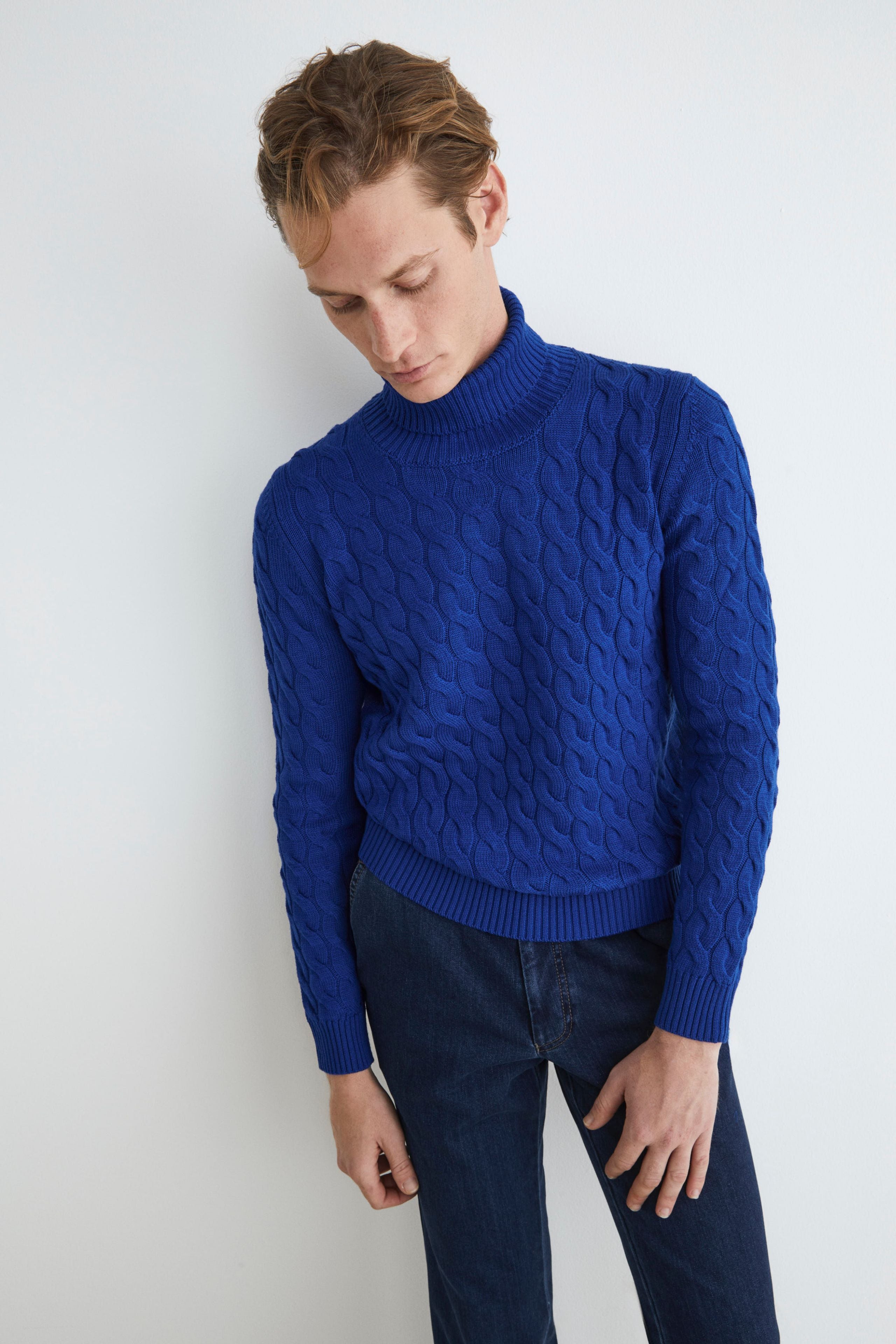 Gerippter Rollkragenpullover mit Zopfmuster - BLUETTE